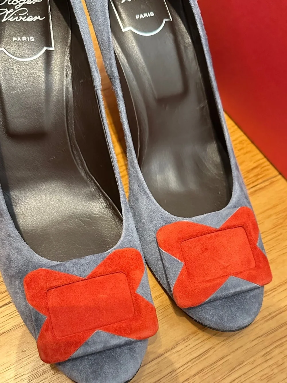 Roger Vivier , Belle de Nuit, grey & red suede, Never worn, size EU 40 orig box